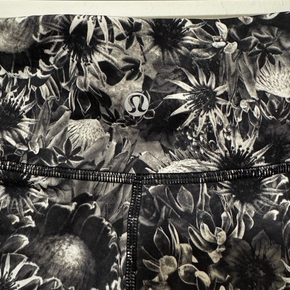 Lululemon Full Length Leggings Size 6 Floral pattern Grey and Black tights - Picture 5 of 6